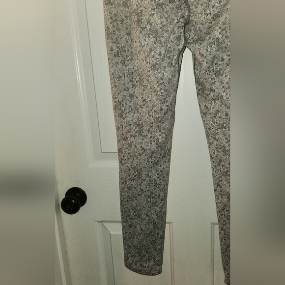 Gymshark Medium Gray Patterned Dry Ankle Leggings - Picture 7 of 10